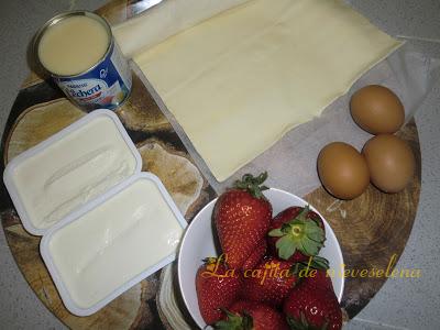 Tarta de queso, leche condensada y fresas
