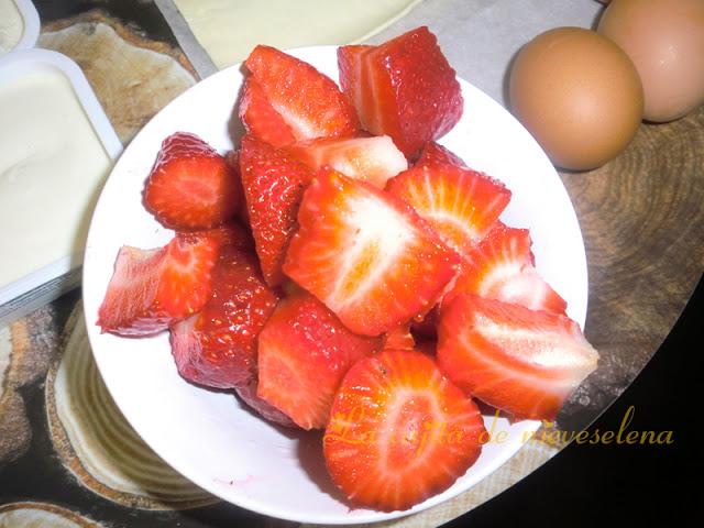 Tarta de queso, leche condensada y fresas