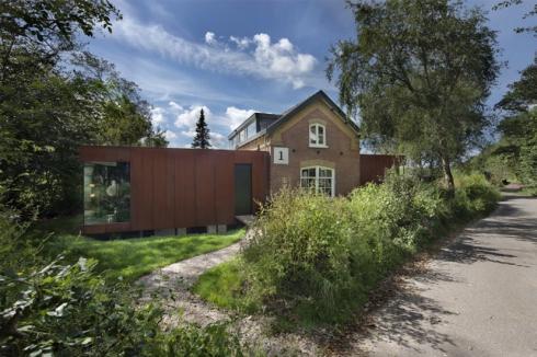 Santpoort Rail House by Zecc Architects