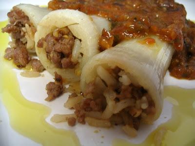 PUERROS RELLENOS DE CARNE Y ARROZ