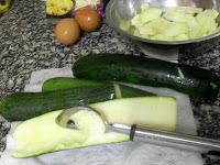 Calabacines rellenos de atún con cebolla, zanahoria caramelizada y queso sin lactosa