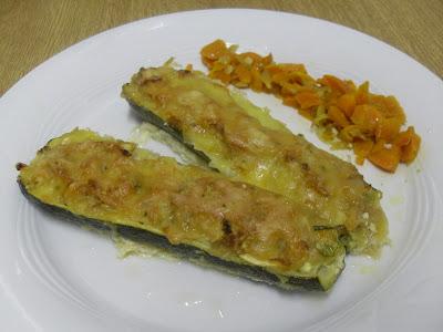 Calabacines rellenos de atún con cebolla, zanahoria caramelizada y queso sin lactosa