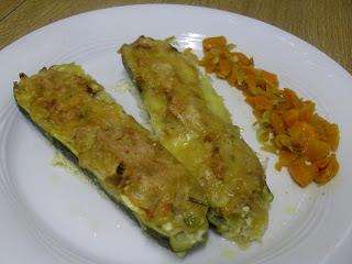 Calabacines rellenos de atún con cebolla, zanahoria caramelizada y queso sin lactosa