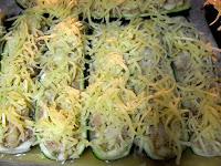 Calabacines rellenos de atún con cebolla, zanahoria caramelizada y queso sin lactosa