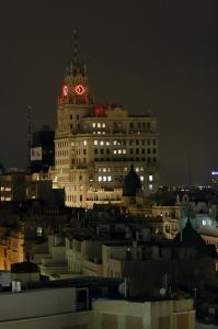 Cada noche, el edificio telefónica, se convierte en el faro de Madrid. 