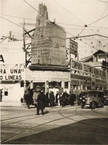 Imagen donde se ve un montaje del futuro edificio que ocuparía el solar en obras