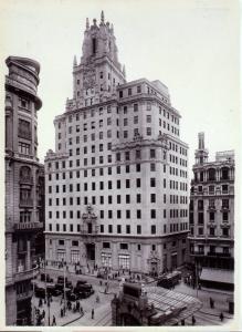 Tras el conflicto bélico Madrid recupera la tranquilidad, aquí podemos ver la Red de San Luis, en el cruce con Montera, Madrid.