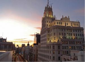 Deliciosa imagen del edificio durante el atardecer de Madrid