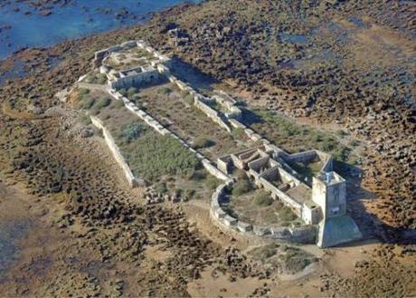 Sobre el islote de Sancti Petri permanece la silueta de lo que en la Antigüedad fue el Templo de Hércules Gaditano