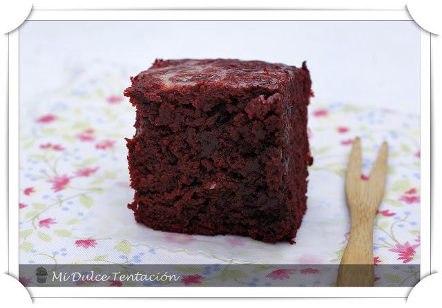 Remolinos de Terciopelo Rojo en Bizcocho