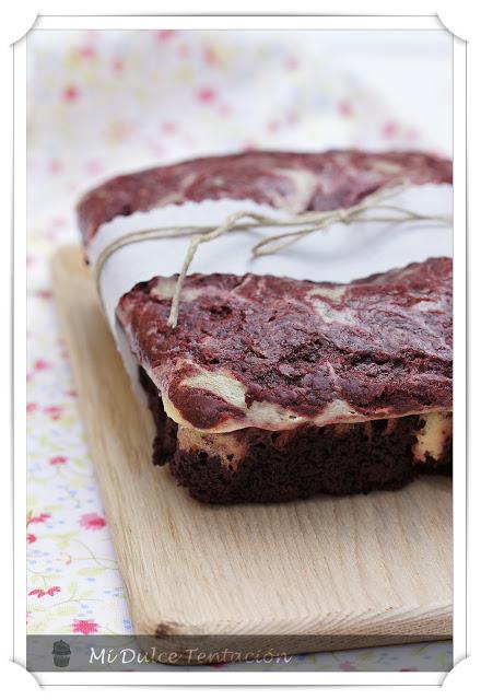 Remolinos de Terciopelo Rojo en Bizcocho