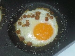 Huevos al horno con puntilla de almendra y trufa negra