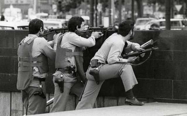 BARCELONA...HOY HACE 32 AÑOS , 23 DE MAYO DEL 1981,DEL ASALTO AL BANCO CENTRAL DE PLAÇA CATALUNYA...23-05-2013...