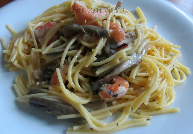 ESPAGUETIS DE MAIZ CON GAMBAS, SETAS Y PIÑONES (APTO PARA CELÍACOS)