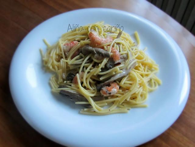 ESPAGUETIS DE MAIZ CON GAMBAS, SETAS Y PIÑONES (APTO PARA CELÍACOS)