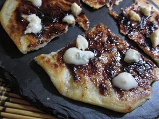 COCA A LA PALA CON MERMELADA DE CIRUELA Y GORGONZOLA