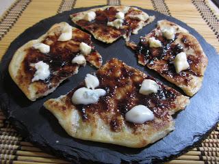 COCA A LA PALA CON MERMELADA DE CIRUELA Y GORGONZOLA