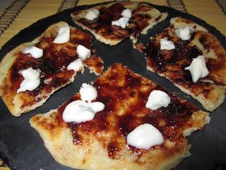COCA A LA PALA CON MERMELADA DE CIRUELA Y GORGONZOLA