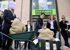 Un hombre con una careta del ministro de Hacienda, Cristóbal Montoro, y otros manifestantes participan en una protesta frente a una sucursal de Bankia en Madrid, el 23 de mayo de 2013 en Madrid.