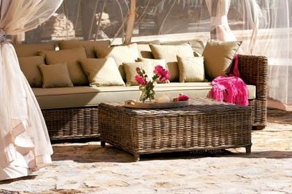 sofá-y-mesa-de-centro-en-rattan