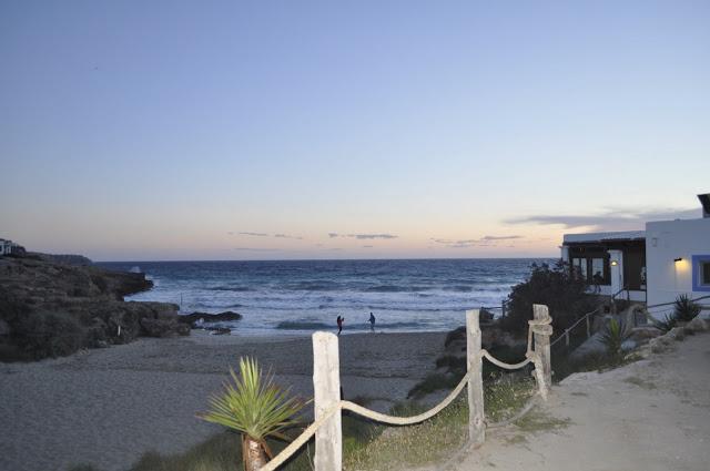 POSTALES DESDE IBIZA: PUESTA DE SOL Y CENA EN CALA TARIDA