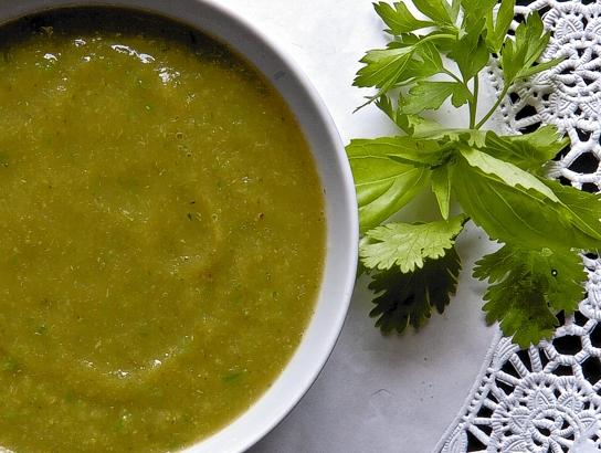 Crema de verduras con cilantro y albahaca