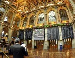 Un hombre lee un documento en la Bolsa de Madrid, en una imagen del 27 de mayo del año 2010.