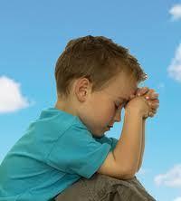 niño rezando