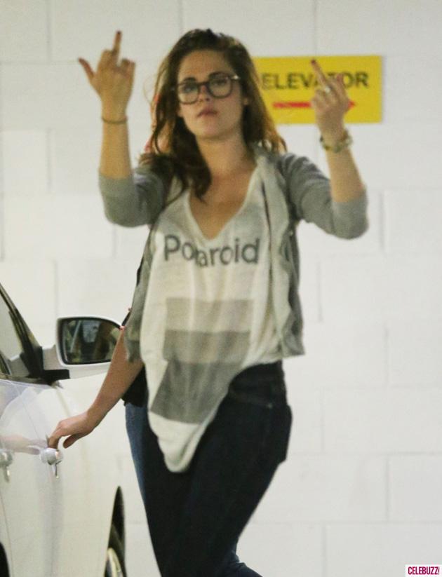 ¿De mal humor? Kristen Stewart le saca sus garras a los paparazzi