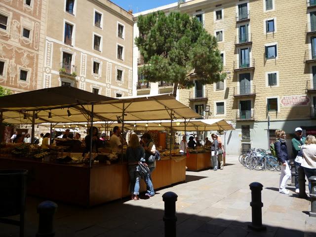 BARCELONA...PLAÇA DEL PÍ, Y EL GREMIO DE TENDEROS REVENDEDORES , FUNDADO EN 1447...25-05-2013...