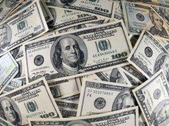 El euro caía ligeramente frente al dólar, que fue impulsado por datos positivos de la economía estadounidense.