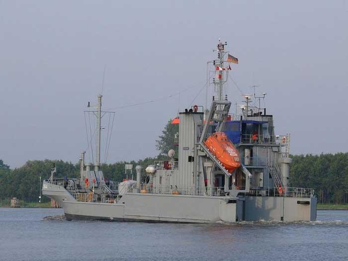 barco alemán de la clase Bottsand para recoger petróleo de mar