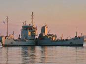 Barco alemán recoge petróleo dividiéndose
