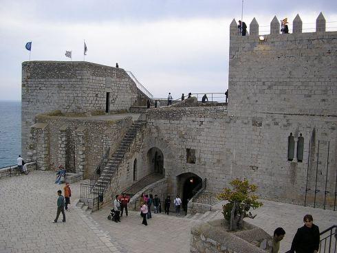 afluencia de visitantes en el patio de armas de la fortaleza de peñíscola
