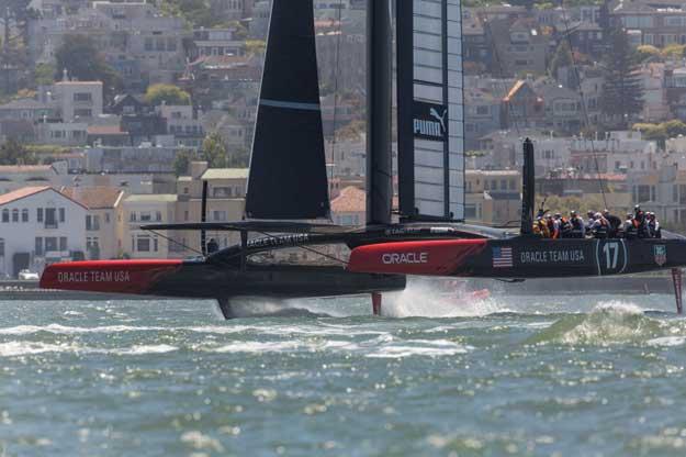 El ORACLE TEAM EE.UU. en la Bahía de San Francisco