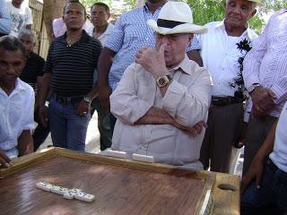 Hipólito juega partida de dominó en funeraria de Neiba.