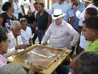 Hipólito juega partida de dominó en funeraria de Neiba.
