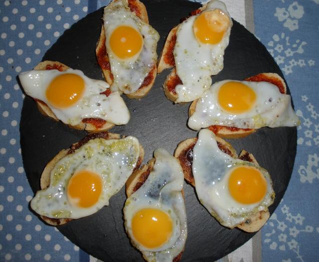Tostas de Cecina y Chorizo para Untar con Huevos de Codorniz