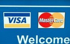 Logos de Visa y Mastercard en un cartel comercial de bienvenida en Washington