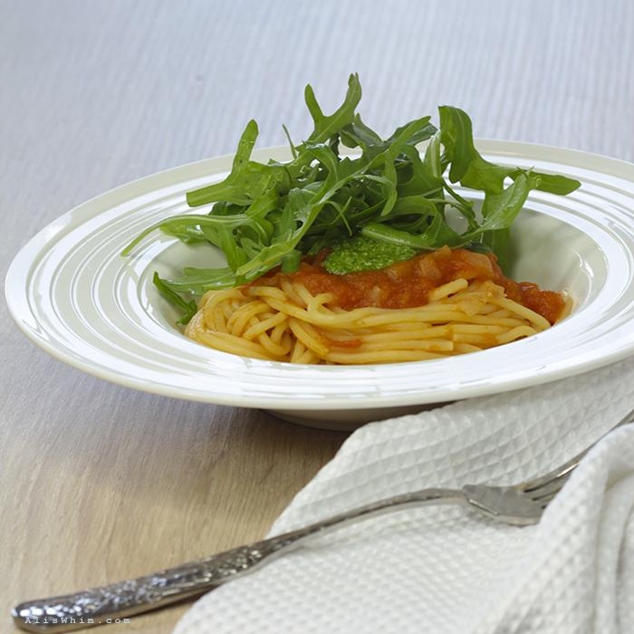 Spaguetti with tomatoes and arugula