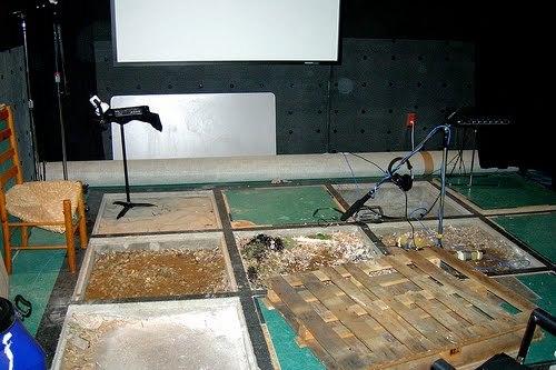 El Arte del Foley se lleva a cabo en estudios perfectamente cerrados acústicamente y que logran representar el máximo de locaciones posibles. Todo tipo de utensilios son útiles para recrear sonidos, incluso el mismo cuerpo.