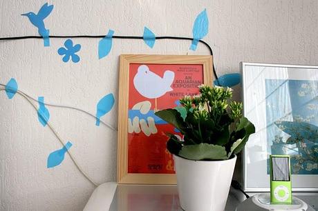 Hojas y pájaritos en los cables