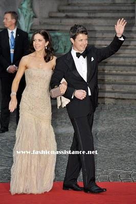 Boda de Victoria de Suecia.Dña Letizia, de rojo, en la primera cena de gala. Imágenes de las Reinas y Princesas