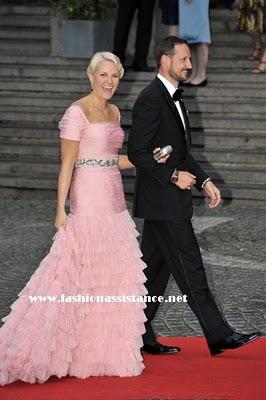 Boda de Victoria de Suecia.Dña Letizia, de rojo, en la primera cena de gala. Imágenes de las Reinas y Princesas