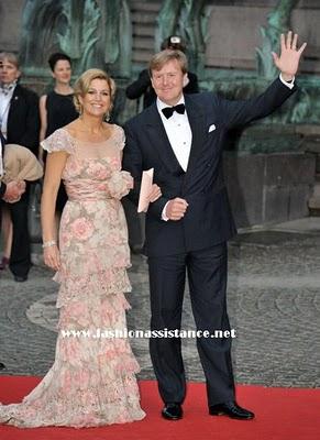 Boda de Victoria de Suecia.Dña Letizia, de rojo, en la primera cena de gala. Imágenes de las Reinas y Princesas