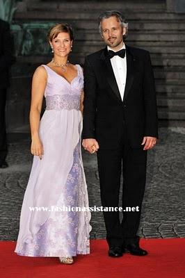 Boda de Victoria de Suecia.Dña Letizia, de rojo, en la primera cena de gala. Imágenes de las Reinas y Princesas