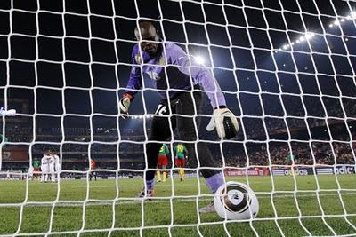 SUDÁFRICA 2010: UNO SUEÑA, EL OTRO SE VUELVE A CASA