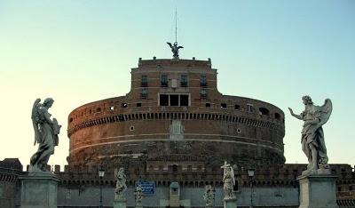 Un Castillo con Ángel, un emperador, una epidemia, un papa, una víctima y un pintor.