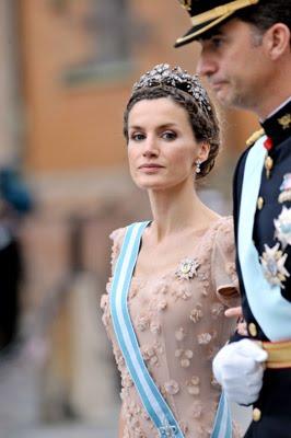 Dña. Letizia en la boda de Victoria de Suecia. Analizamos su look