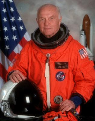 John Glenn, primer norteamericano en órbita, aboga por extender el programa del transbordador